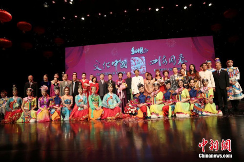 演出结束后合影。 <a target='_blank' href='http://www.chinanews.com/'>中新社</a>记者 王国安 摄 演出结束后合影。 <a target='_blank' href='http://www.chinanews.com/'>中新社</a>记者 王国安 摄
