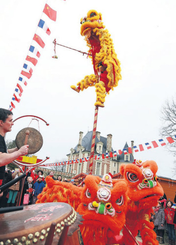 2月14日，在法国塞纳古堡，富有中国特色的舞狮队正在表演。（欧洲时报）