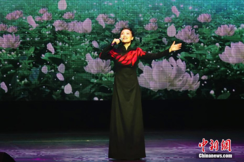 图为歌唱家吕薇演唱《茉莉花》。 <a target='_blank' href='http://www.chinanews.com/'>中新社</a>记者 冉文娟 摄