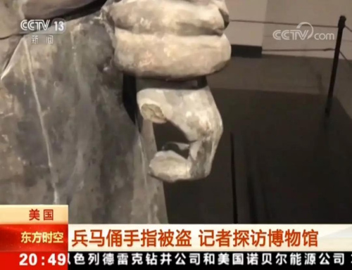 央视记者和展品之间距离很近,且无特别保护措施 央视记者和展品之间距离很近,且无特别保护措施