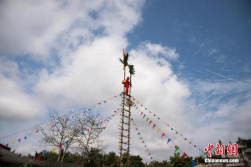 2月20日，逢正月初五，是民间传说迎财神的日子。数千游客汇聚在海南定安文笔峰盘古文化旅游区祭拜财神，祈祷新年迎来好运气。文笔峰新春庙会还上演了舞狮表演、上刀梯、道长提福等传统民俗节目，氛围隆重热烈。洪坚鹏 摄