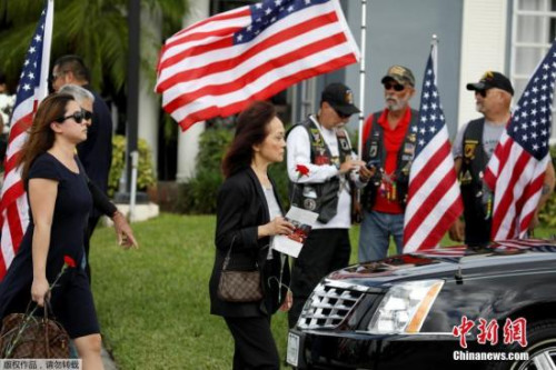 美国佛罗里达州帕克兰的玛乔丽·斯通曼·道格拉斯高中于14日发生校园枪击案,造成17人死亡,14人受伤。在枪击案发生时,王孟杰为了保护其他学生,拉开逃生门,让其他人先跑出去,自己却被随后赶来的枪手射杀。 美国佛罗里达州帕克兰的玛乔丽·斯通曼·道格拉斯高中于14日发生校园枪击案,造成17人死亡,14人受伤。在枪击案发生时,王孟杰为了保护其他学生,拉开逃生门,让其他人先跑出去,自己却被随后赶来的枪手射杀。