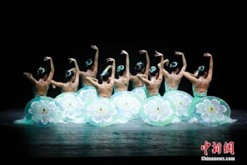 图为舞蹈《茉莉花开》。这是“文化中国·四海同春”艺术团在中巴两国建交之后的首个春节期间为巴拿马侨胞带来慰侨访演。