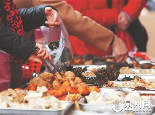 各种诱人的小吃。 各种诱人的小吃。
