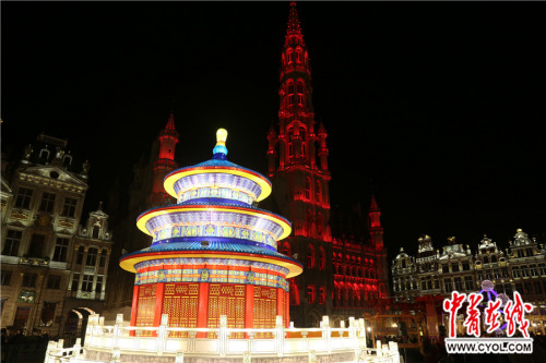 天坛祈年殿造型彩灯与中世纪哥特式建筑的布鲁塞尔市政厅交相辉映。鞠辉/摄
