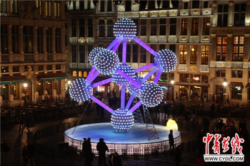 比利时著名地标式建筑“原子球”塔造型彩灯。鞠辉/摄