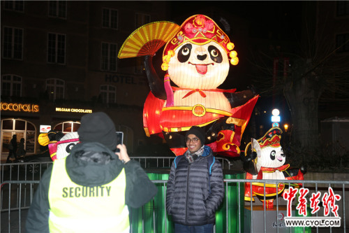 　　深受欧洲观众喜爱的大熊猫造型元宵彩灯。鞠辉/摄