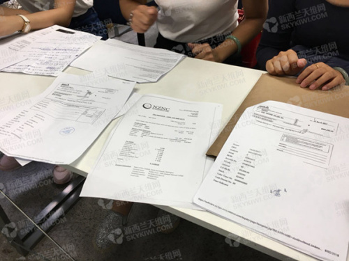 学生展示学校收费的收据(新西兰天维网) 学生展示学校收费的收据(新西兰天维网)