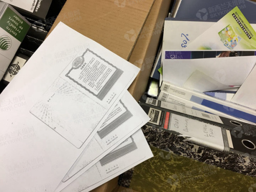 学校还没来得及搬走的各种档案、材料(新西兰天维网) 学校还没来得及搬走的各种档案、材料(新西兰天维网)
