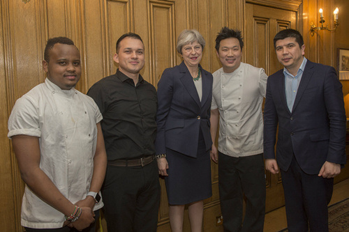 首相特蕾莎·梅与当晚客座厨师、伦敦米其林A. Wong餐厅的首席大厨Andrew Wong合影。(图片来源：英首相府供图)
