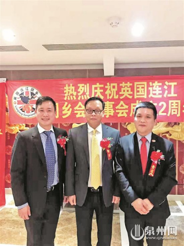 宗亲黄作程(左一) 宗亲黄作程(左一)