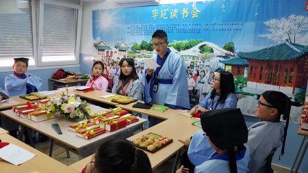 学生们积极发言,分享读书心得。( 学生们积极发言,分享读书心得。(