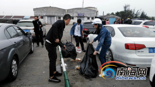 　　2月22日，秀英港的滞港旅客主动帮助志愿者打扫卫生。图片来源：海南港航