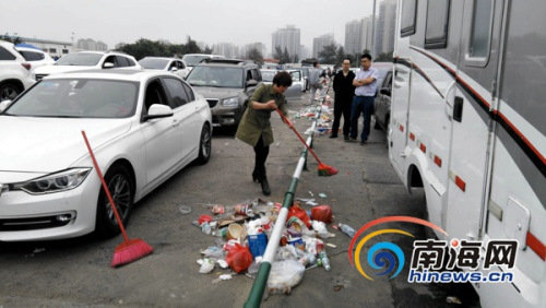2月22日，秀英港的滞港旅客主动帮助志愿者打扫卫生。图片来源：海南港航