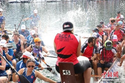 2月24日，悉尼达令港举行龙舟赛，吸引3000多名参赛者，为中国农历新年佳节添彩。图为参赛龙舟队在比赛中。 <a target='_blank' href='http://www.chinanews.com/'>中新社</a>记者 陶社兰 摄