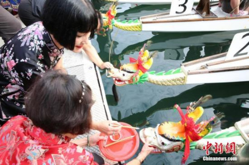 2月24日,悉尼达令港举行龙舟赛,吸引3000多名参赛者,为中国农历新年佳节添彩。图为嘉宾为龙舟点睛。 <a target='_blank' href='http://www.chinanews.com/'>中新社</a>记者 陶社兰 摄 2月24日,悉尼达令港举行龙舟赛,吸引3000多名参赛者,为中国农历新年佳节添彩。图为嘉宾为龙舟点睛。 <a target='_blank' href='http://www.chinanews.com/'>中新社</a>记者 陶社兰 摄