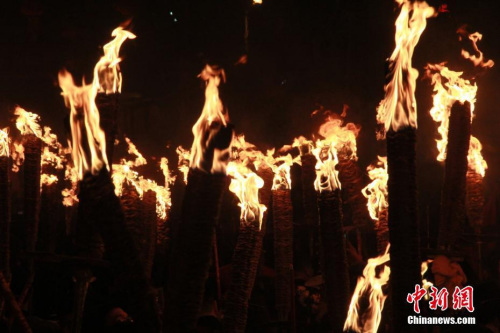 2012年起，“火把节”固定在每年农历正月初九晚上举行，也吸引了更多海外华人华侨、港澳台同胞返乡参与。 戴雅蓉 摄