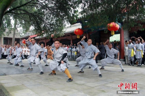 少林武僧进行武术表演。 李燕 摄