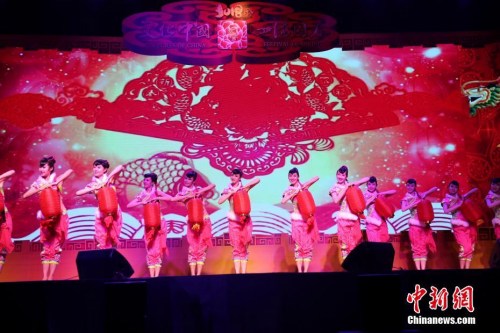 四海同春艺术团表演舞蹈《张灯结彩》。 <a target='_blank' href='http://www.chinanews.com/'>中新社</a>记者 王国安 摄 四海同春艺术团表演舞蹈《张灯结彩》。 <a target='_blank' href='http://www.chinanews.com/'>中新社</a>记者 王国安 摄