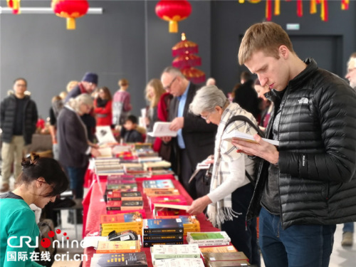 中国书摊前波兰读者众多。