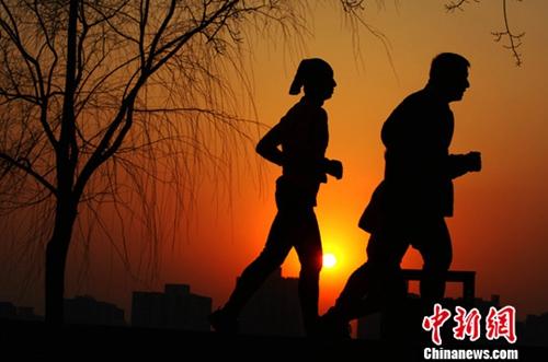 资料图:数九寒天结束 北京市民享春光。<a target='_blank' href='http://www.chinanews.com/'>中新社</a>记者 刘关关 摄 资料图:数九寒天结束 北京市民享春光。<a target='_blank' href='http://www.chinanews.com/'>中新社</a>记者 刘关关 摄