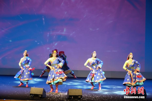 舞蹈《舞绘华章》。 <a target='_blank' href='http://www.chinanews.com/'>中新社</a>记者 冉文娟 摄 舞蹈《舞绘华章》。 <a target='_blank' href='http://www.chinanews.com/'>中新社</a>记者 冉文娟 摄