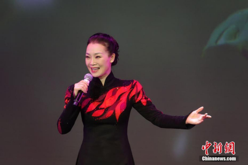 歌唱家吕薇演唱《那就是我》。 <a target='_blank' href='http://www.chinanews.com/'>中新社</a>记者 冉文娟 摄 歌唱家吕薇演唱《那就是我》。 <a target='_blank' href='http://www.chinanews.com/'>中新社</a>记者 冉文娟 摄
