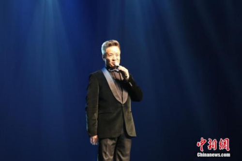 图为中国知名歌手阎维文献唱《小白杨》。<a target='_blank' href='http://www.chinanews.com/'>中新社</a>记者 曾静宁 摄 图为中国知名歌手阎维文献唱《小白杨》。<a target='_blank' href='http://www.chinanews.com/'>中新社</a>记者 曾静宁 摄