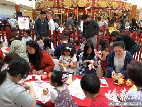 资料图：南岸广场举行手工制作小狗吉祥物灯笼活动，吸引了很多华裔家庭参与。(美国《侨报》记者夏嘉摄)