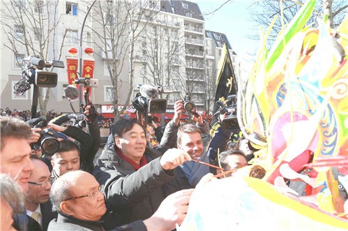 翟隽大使(中)、朱利雅尔副市长(右)、郑辉会长为龙狮点睛。 翟隽大使(中)、朱利雅尔副市长(右)、郑辉会长为龙狮点睛。