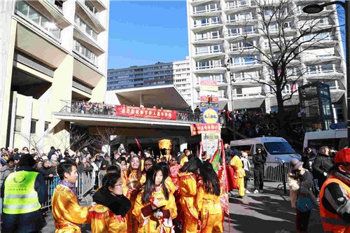 楼梯、平台挤满了观众,警察随时协调。 楼梯、平台挤满了观众,警察随时协调。