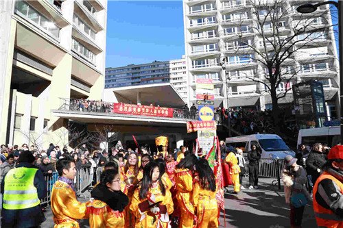 楼梯、平台挤满了观众，警察随时协调。