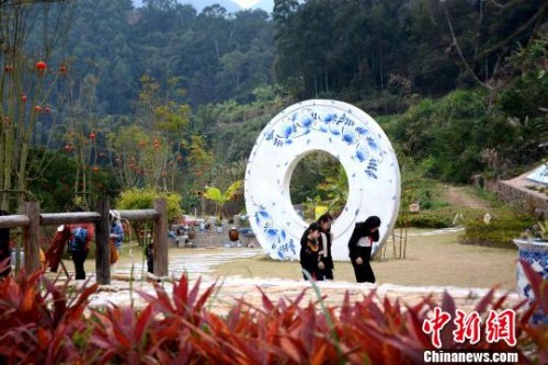 近年来,南胜镇因地制宜,将克拉克瓷文化和“海丝”文化融入南胜镇田坑窑文化景区建设中,吸引诸多游客慕名前来体验。 张金川 摄 近年来,南胜镇因地制宜,将克拉克瓷文化和“海丝”文化融入南胜镇田坑窑文化景区建设中,吸引诸多游客慕名前来体验。 张金川 摄