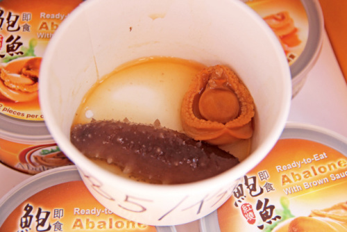 5美元一份的鲍鱼海参餐,许多游人买来边走边吃。(美国《世界日报》/记者李晗 摄影) 5美元一份的鲍鱼海参餐,许多游人买来边走边吃。(美国《世界日报》/记者李晗 摄影)
