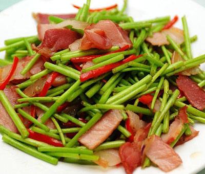 资料图。江西美食之一：藜蒿炒腊肉。来源：国际在线