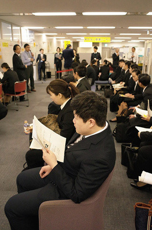 等待日本企业面试的中国留学生。(日本《中文导报》/尤锡川 摄)