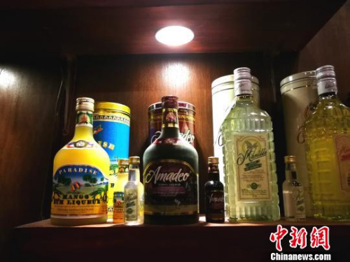 颖源获得国际奖项的酒品。　关向东 摄