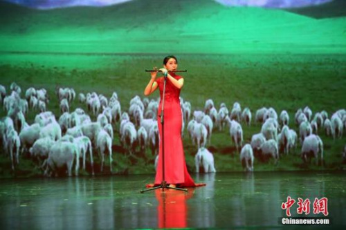 资料图:2月19日晚,2018年“文化中国·四海同春”大型慰侨演出在泰国清迈举行,为当地华侨华人及民众献上一场富有中国特色的新年“文化大餐”。图为笛子独奏《牧民新歌》。 <a target='_blank' href='http://www.chinanews.com/'>中新社</a>记者 王国安 摄 资料图:2月19日晚,2018年“文化中国·四海同春”大型慰侨演出在泰国清迈举行,为当地华侨华人及民众献上一场富有中国特色的新年“文化大餐”。图为笛子独奏《牧民新歌》。 <a target='_blank' href='http://www.chinanews.com/'>中新社</a>记者 王国安 摄