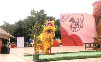 醒狮踩竹竿,鱼青高高飞起。广州日报全媒体记者刘鹏飞摄 醒狮踩竹竿,鱼青高高飞起。广州日报全媒体记者刘鹏飞摄
