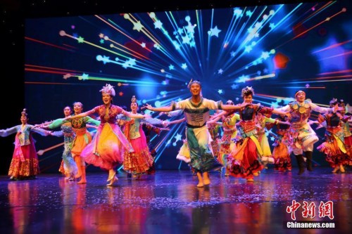 资料图:02月19日晚,2018年“文化中国·四海同春”大型慰侨演出在泰国清迈举行,为当地华侨华人及民众献上一场富有中国特色的新年“文化大餐”。图为舞蹈《一路风情嘉年华》。 <a target='_blank' href='http://www.chinanews.com/'>中新社</a>记者 王国安 摄 资料图:02月19日晚,2018年“文化中国·四海同春”大型慰侨演出在泰国清迈举行,为当地华侨华人及民众献上一场富有中国特色的新年“文化大餐”。图为舞蹈《一路风情嘉年华》。 <a target='_blank' href='http://www.chinanews.com/'>中新社</a>记者 王国安 摄