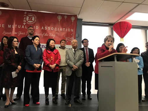 伊利诺伊州国会众议员夏考斯基(讲台后)呼吁符合资格者尽快完成选民登记,才能以选票发声,争取权益。(美国《世界日报》记者/黄惠玲 摄) 伊利诺伊州国会众议员夏考斯基(讲台后)呼吁符合资格者尽快完成选民登记,才能以选票发声,争取权益。(美国《世界日报》记者/黄惠玲 摄)