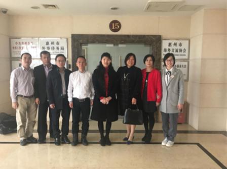 宾主双方合影留念(广东省侨办网站) 宾主双方合影留念(广东省侨办网站)