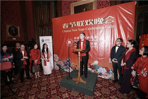 所有人都在认真倾听发言讲话。 所有人都在认真倾听发言讲话。