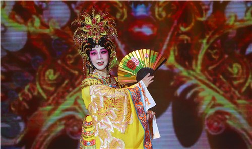 图为粤剧名宿倪惠英老师的《贵妃醉酒》让观众领略传统戏曲的魅力。(韩辉 摄) 图为粤剧名宿倪惠英老师的《贵妃醉酒》让观众领略传统戏曲的魅力。(韩辉 摄)