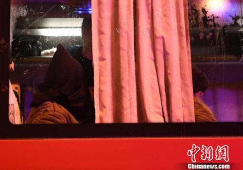 民警押解犯罪嫌疑人回长春。 张瑶 摄 民警押解犯罪嫌疑人回长春。 张瑶 摄