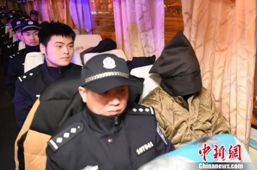 民警押解犯罪嫌疑人回长春。 张瑶 摄 民警押解犯罪嫌疑人回长春。 张瑶 摄
