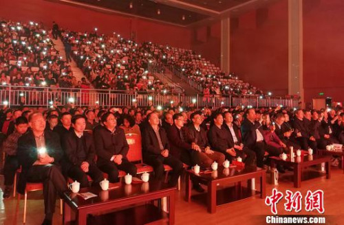 中国侨联“亲情中华”慰侨演出2月28日晚在“炎帝故里”山西晋城高平上演。 杨杰英 摄 中国侨联“亲情中华”慰侨演出2月28日晚在“炎帝故里”山西晋城高平上演。 杨杰英 摄