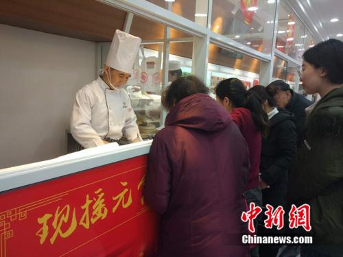 于伯军的现场展示吸引了不少北京市民围观。<a target='_blank' href='http://www.chinanews.com/' >中新网</a> 李金磊 摄 于伯军的现场展示吸引了不少北京市民围观。<a target='_blank' href='http://www.chinanews.com/' >中新网</a> 李金磊 摄
