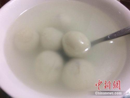 资料图:汤圆煮制后,表面比元宵光滑,汤水相对清澈。 <a target='_blank' href='http://www.chinanews.com/' >中新网</a> 邱宇 摄 资料图:汤圆煮制后,表面比元宵光滑,汤水相对清澈。 <a target='_blank' href='http://www.chinanews.com/' >中新网</a> 邱宇 摄