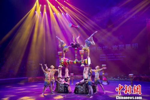 3月1日晚,“亲情中华”慰侨演出在昆明举行。图为圆通国际大马戏杂技团带来的杂技表演《蹬鼓》。韩辉 摄 3月1日晚,“亲情中华”慰侨演出在昆明举行。图为圆通国际大马戏杂技团带来的杂技表演《蹬鼓》。韩辉 摄